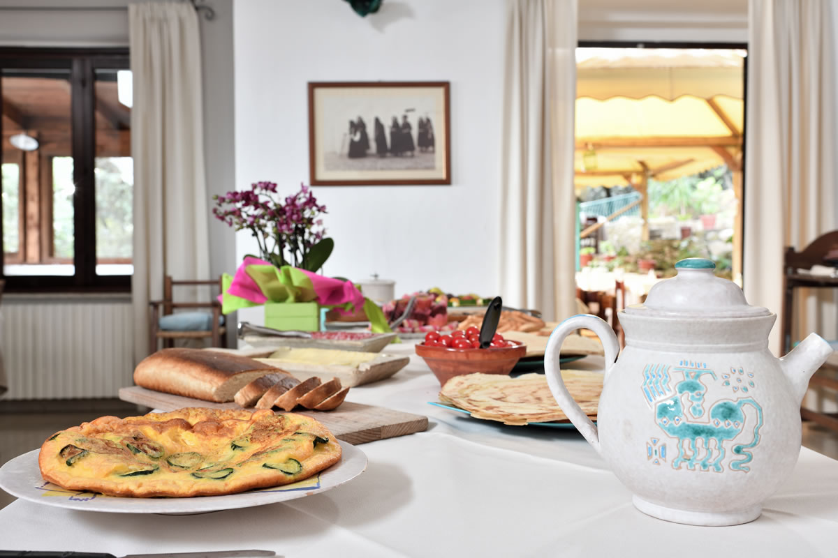 albergo-monte-maccione-oliena-sardegna-terrazzo-colazione3